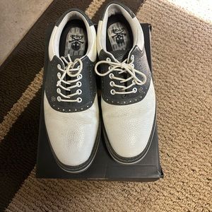 G4 golf shoes. Size 10 great condition.